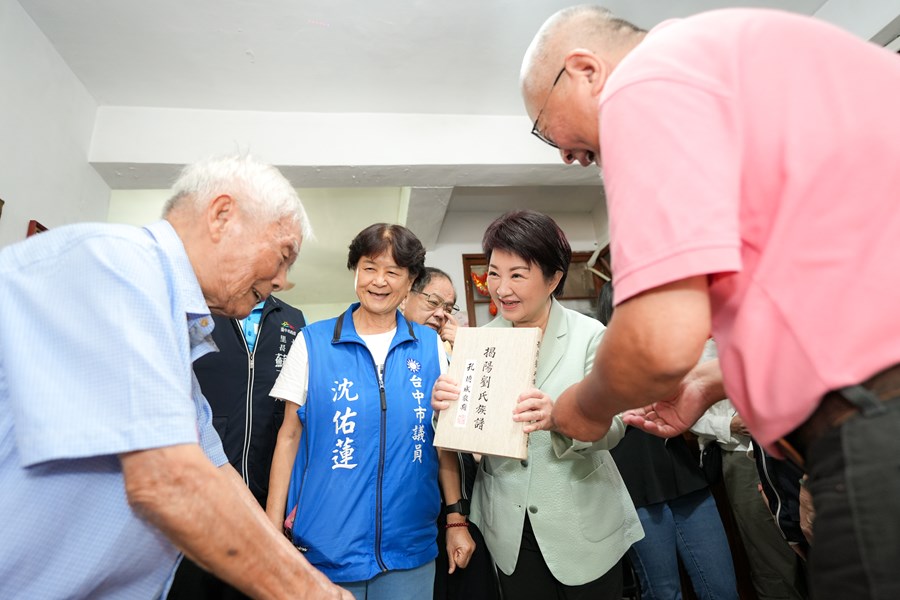 盧秀燕市長與劉爺爺話家常2