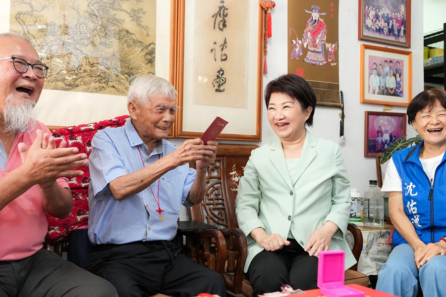 致贈百歲人瑞劉百忠先生重陽禮金