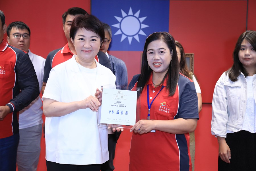 頒獎--臺中市政府114年度獎勵廉潔楷模表揚--環保局--謝雅妮