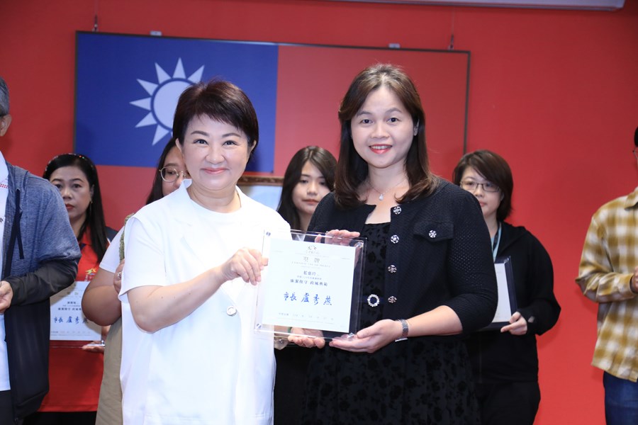 頒獎--臺中市政府114年度獎勵廉潔楷模表揚--教育局--藍慈玲股長
