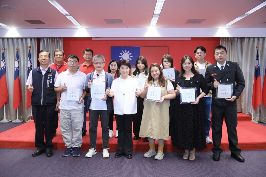頒獎--臺中市政府114年度獎勵廉潔楷模表揚--與市長大合照