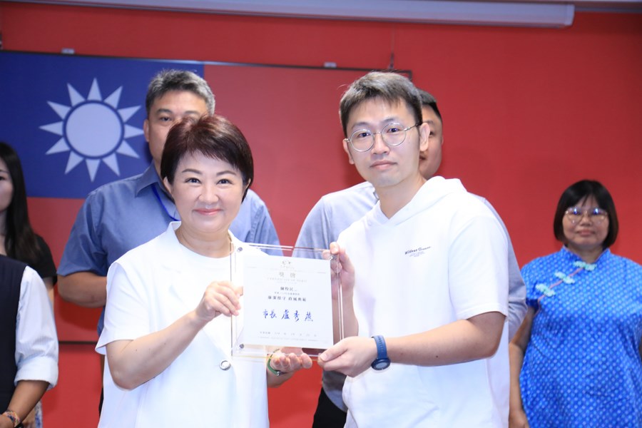 頒獎--臺中市政府114年度獎勵廉潔楷模表揚--地方稅務局--陳牧民