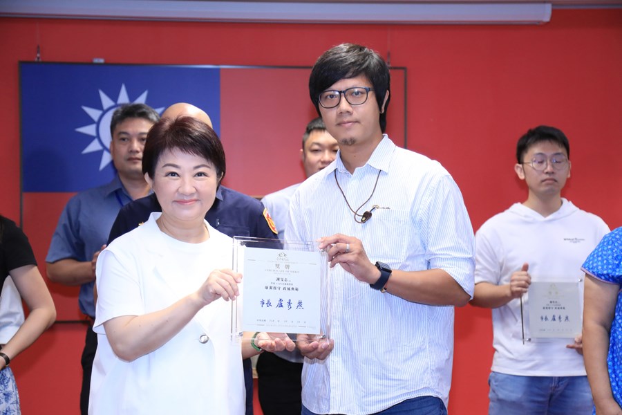 頒獎--臺中市政府114年度獎勵廉潔楷模表揚--建設局副工程司--謝旻志