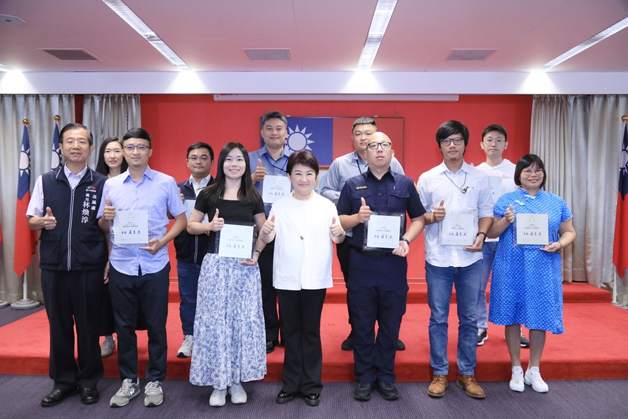 頒獎--臺中市政府114年度獎勵廉潔楷模表揚--與市長大合照
