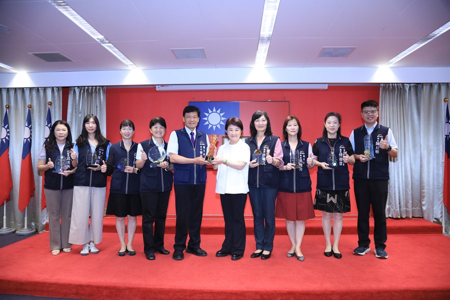 獻獎--臺中市政府衛生局榮獲113年地方衛生機關業務考評綜合獎項--含綜合獎、衛生教育業務、長期照顧業務、醫政業務第1名及其他優等獎共9項業務績優,與市長合影