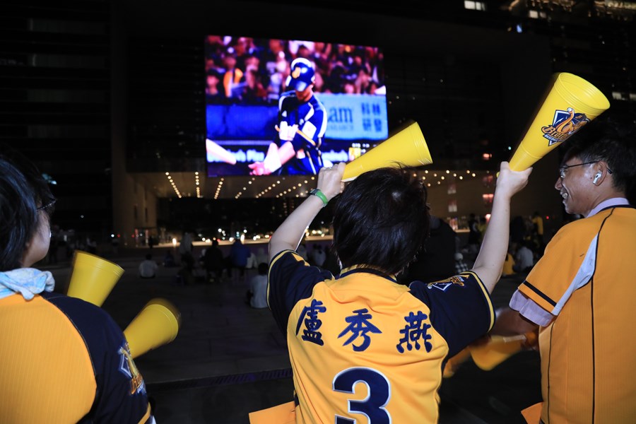 「中職36年冠軍賽」府前廣場直播--盧市長為中信兄弟應援加油---TSAI (5)