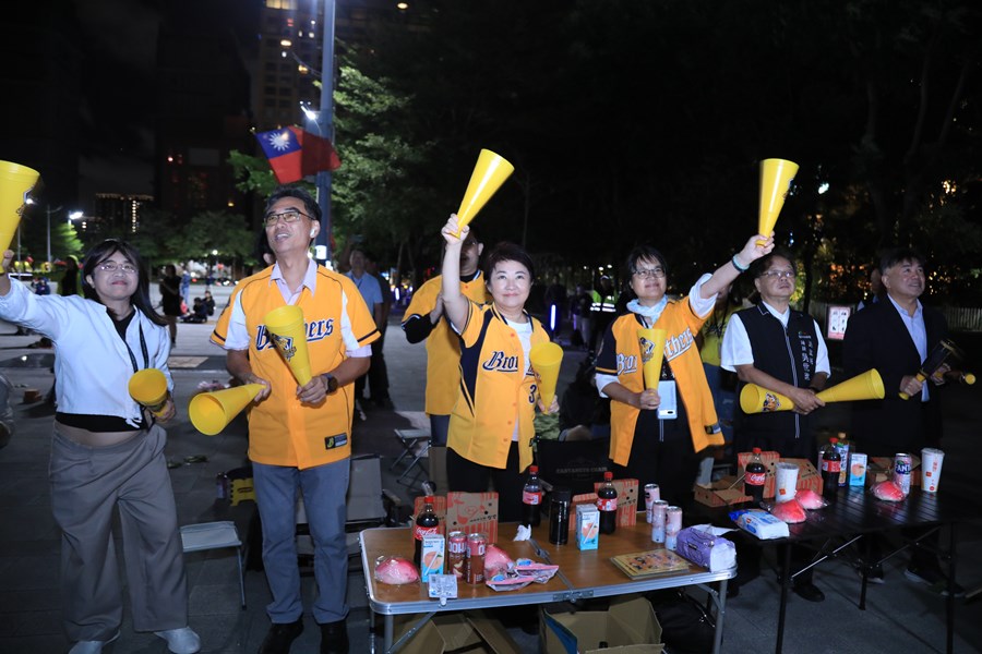 「中職36年冠軍賽」府前廣場直播--盧市長為中信兄弟應援加油---TSAI (6)