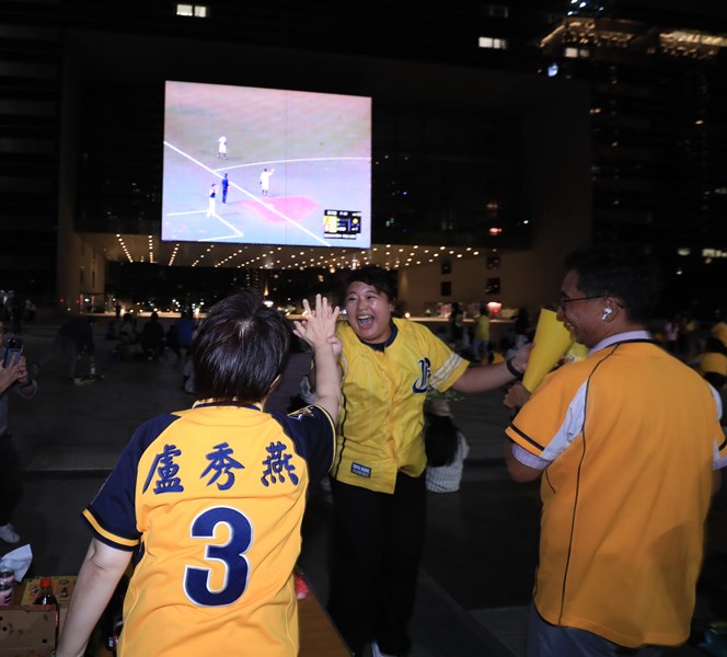 「中職36年冠軍賽」府前廣場直播--盧市長為中信兄弟應援加油---TSAI (8)