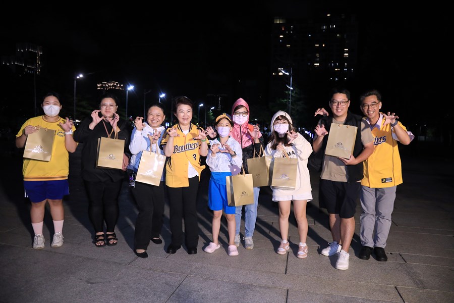 「中職36年冠軍賽」府前廣場直播--盧市長為中信兄弟應援加油---TSAI (9)