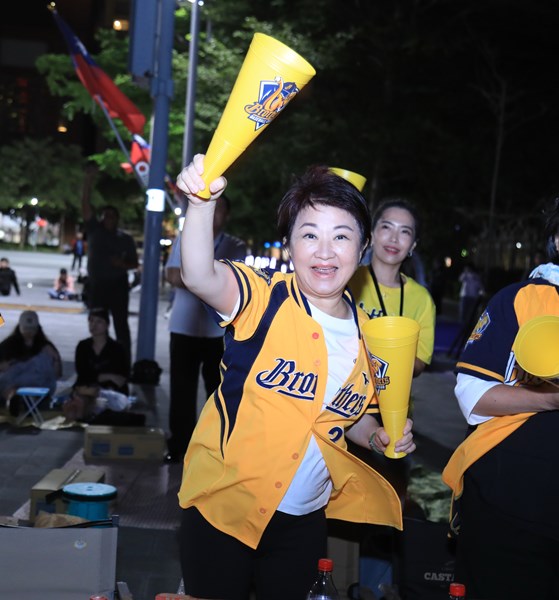 「中職36年冠軍賽」府前廣場直播--盧市長為中信兄弟應援加油---TSAI (2)