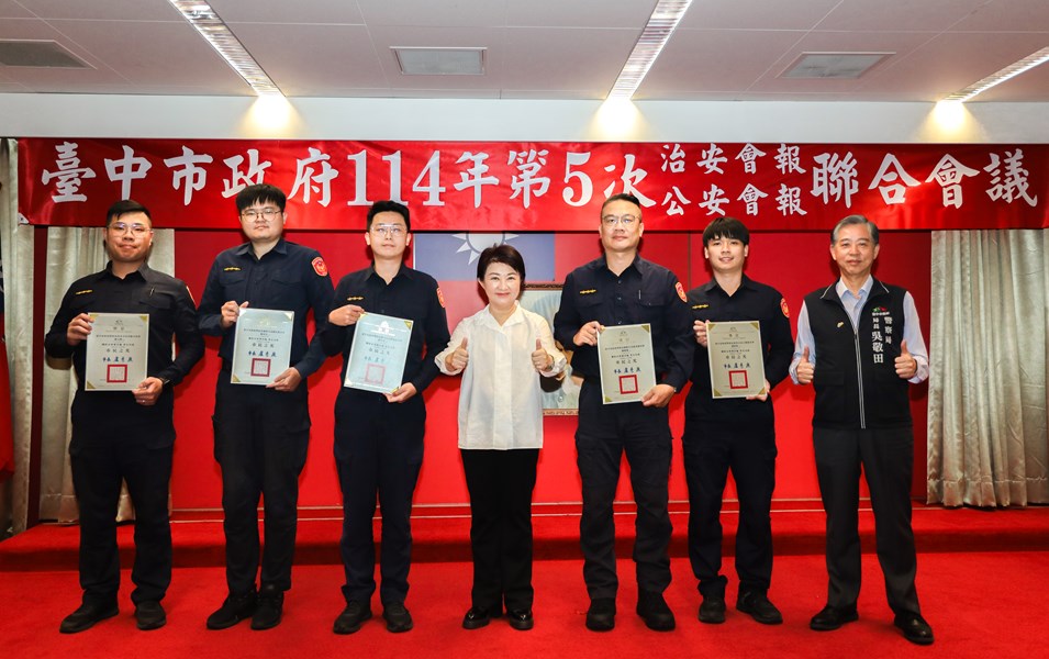 盧市長親自頒發感謝狀表揚成功阻詐的相關人員(1)