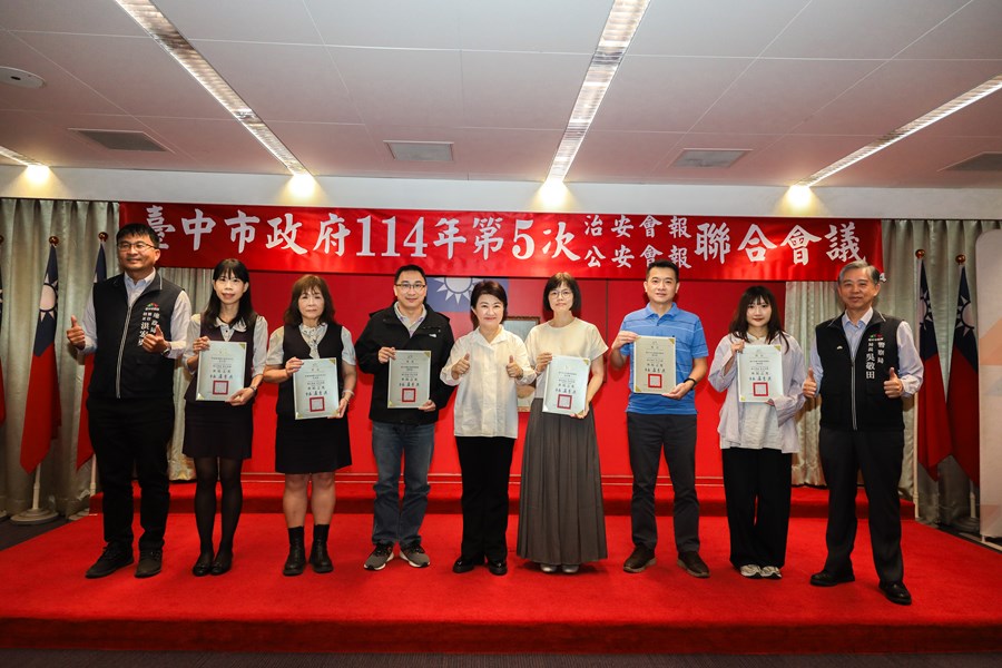 盧市長親自頒發感謝狀表揚成功阻詐的相關人員(2)