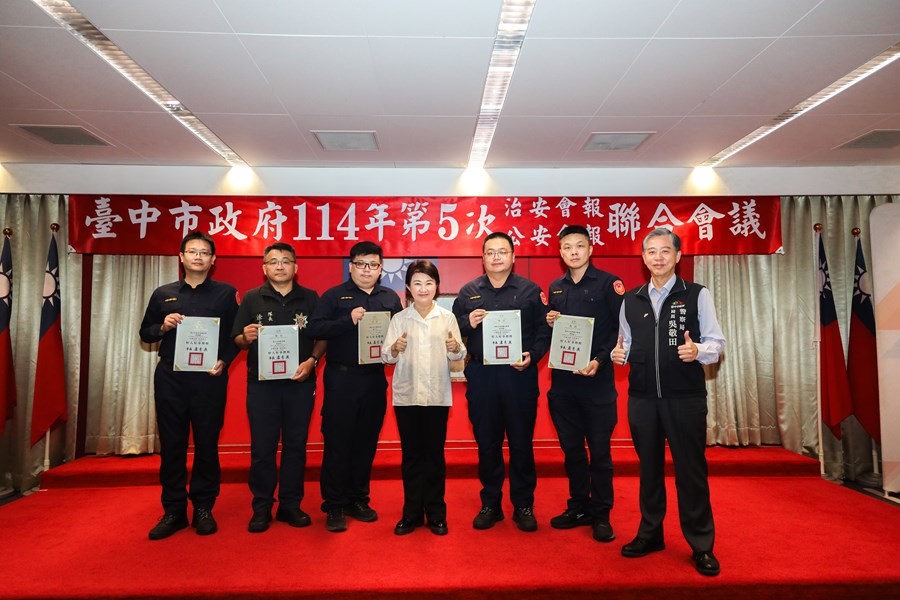 盧市長親自頒發感謝狀表揚成功阻詐的相關人員(4)