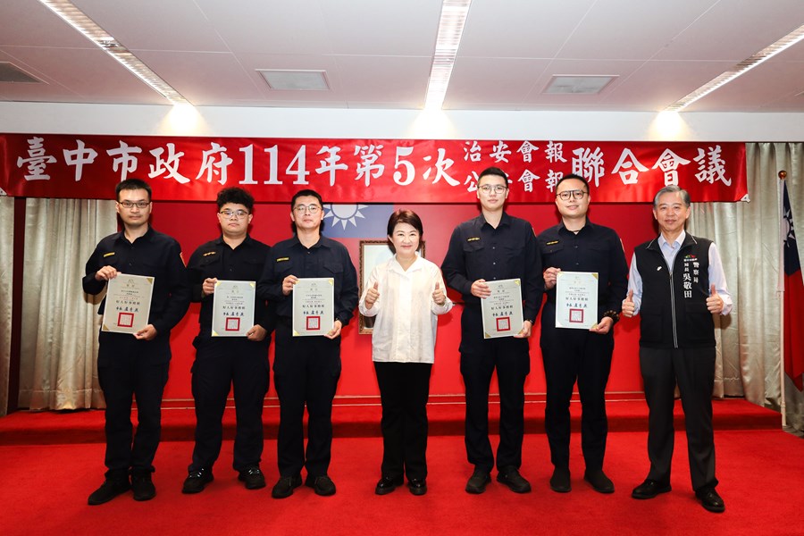 盧市長親自頒發感謝狀表揚成功阻詐的相關人員(5)