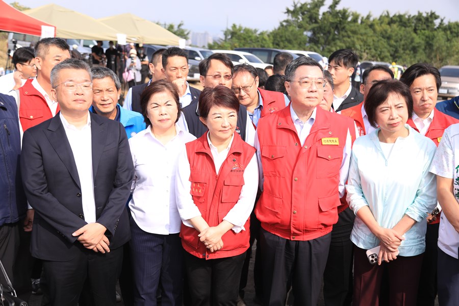 盧市長陪同卓院長視察南屯區文山垃圾掩埋場--TSAI (12)