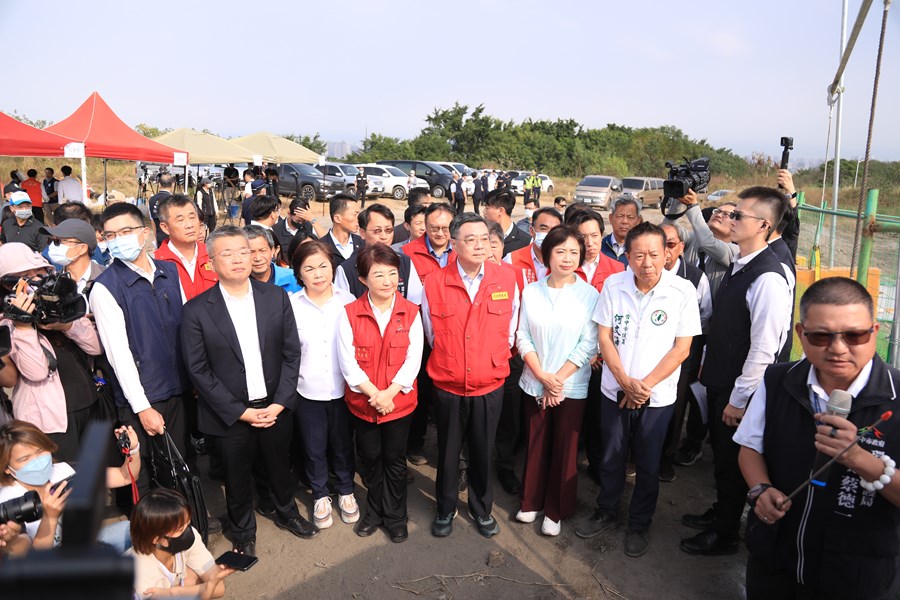 盧市長陪同卓院長視察南屯區文山垃圾掩埋場--TSAI (3)