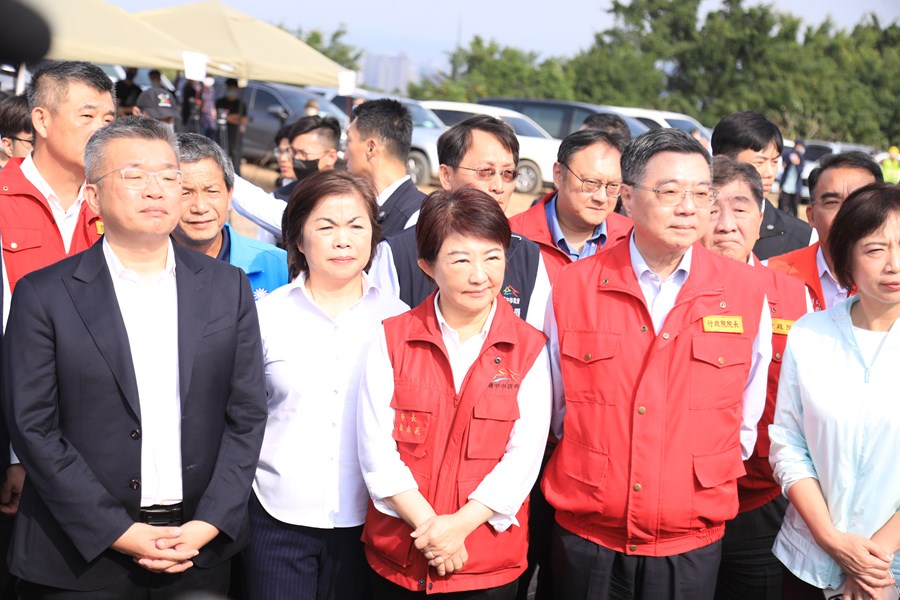 盧市長陪同卓院長視察南屯區文山垃圾掩埋場--TSAI (4)