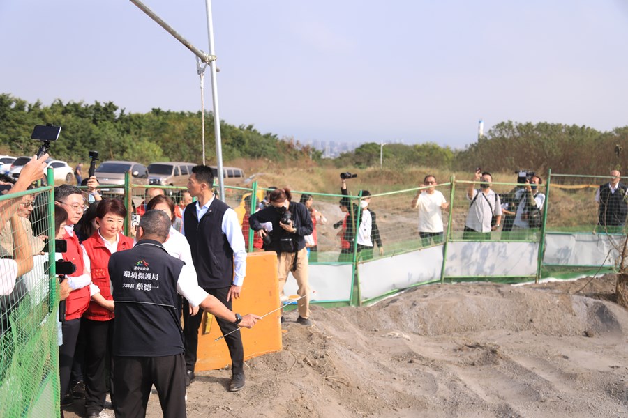 盧市長陪同卓院長視察南屯區文山垃圾掩埋場--TSAI (5)