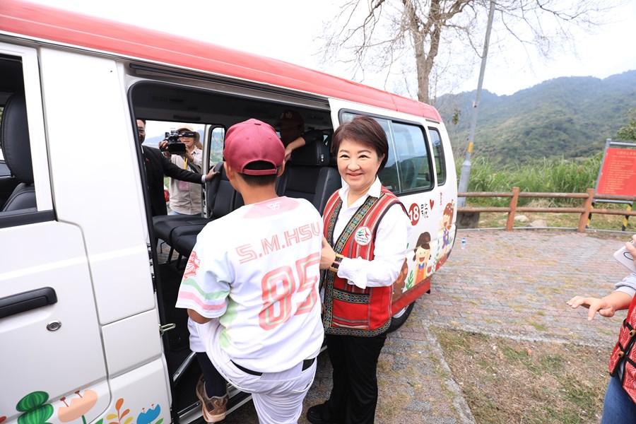 盧市長視察自達幸福巴士--TSAI (8)