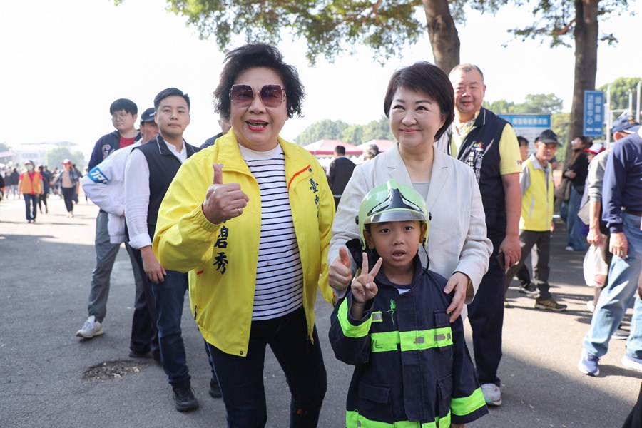 大里區農會創立105年周年慶暨青農農產品推廣行銷活動暨復康巴士捐贈儀式