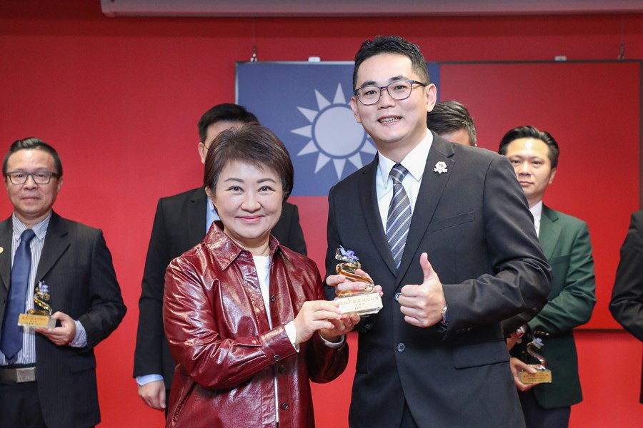 市長表揚台中市優良不動產估價師、不動產經紀業與人員及租賃住宅服務業