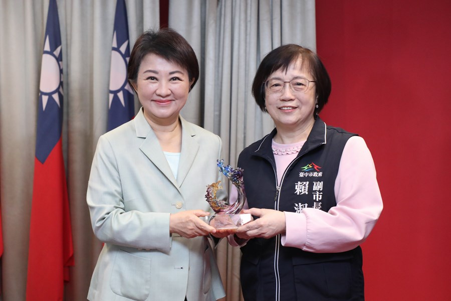 市長致贈本府府本部、一級機關正副首長、區長服務滿40年獎座