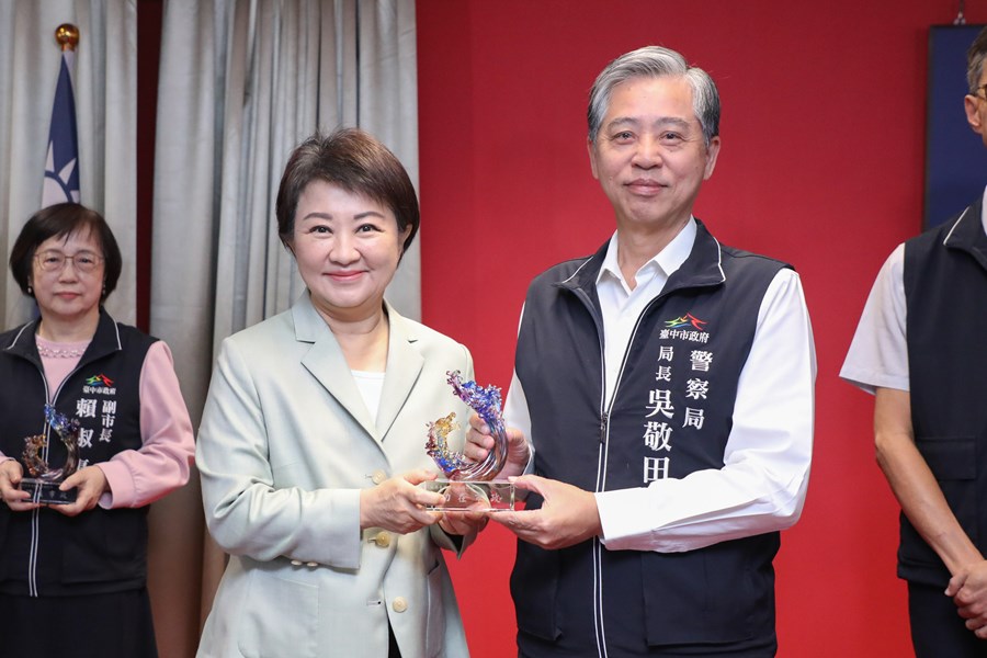 市長致贈本府府本部、一級機關正副首長、區長服務滿40年獎座