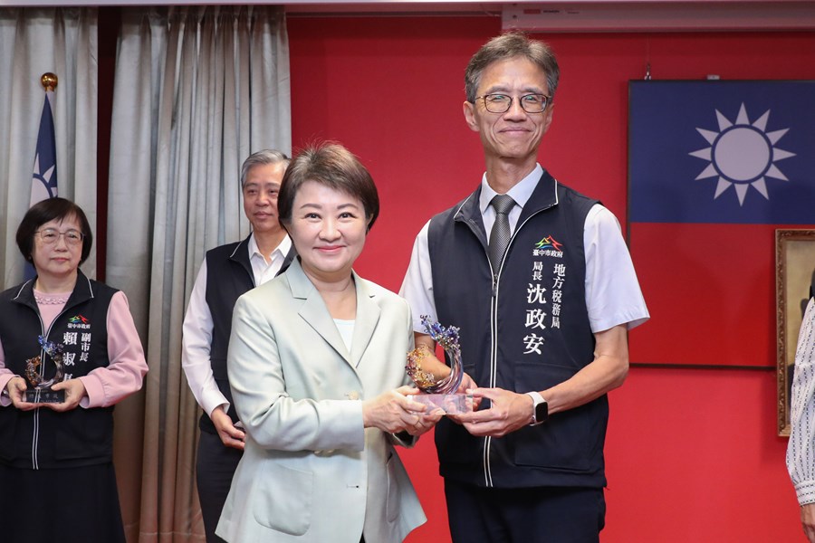 市長致贈本府府本部、一級機關正副首長、區長服務滿40年獎座