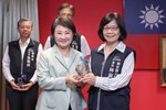 市長致贈本府府本部、一級機關正副首長、區長服務滿40年獎座