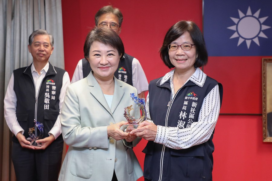 市長致贈本府府本部、一級機關正副首長、區長服務滿40年獎座