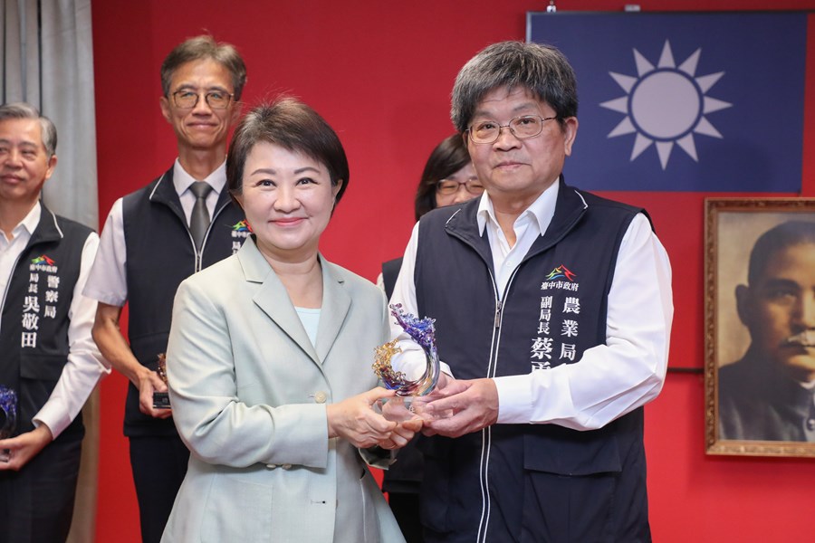 市長致贈本府府本部、一級機關正副首長、區長服務滿40年獎座