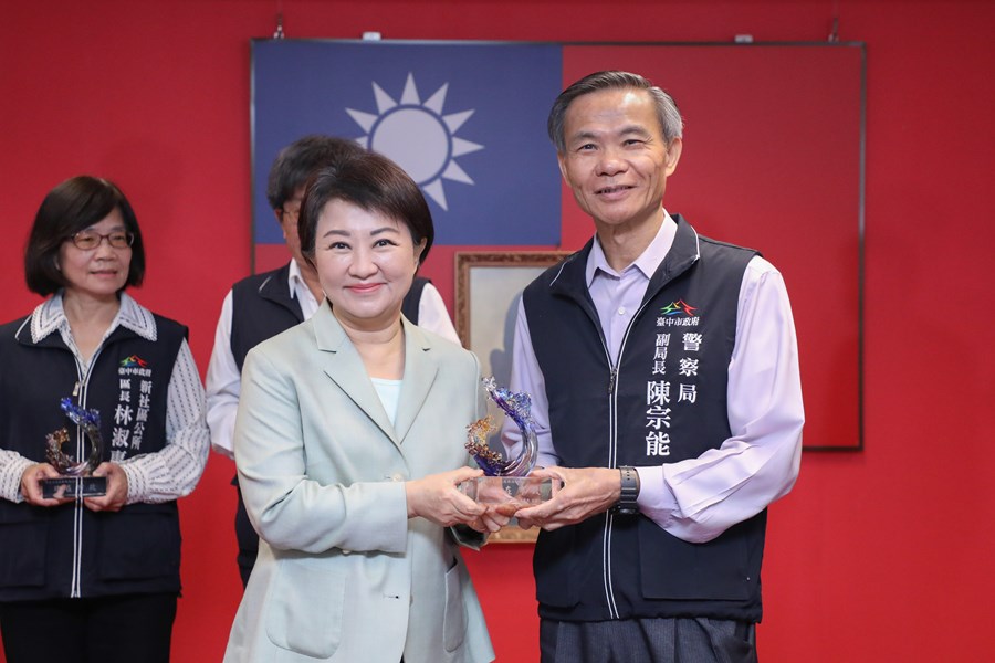市長致贈本府府本部、一級機關正副首長、區長服務滿40年獎座