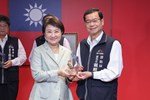 市長致贈本府府本部、一級機關正副首長、區長服務滿40年獎座