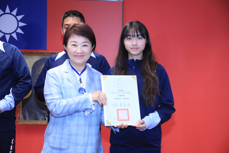 頒獎--2025第20屆亞洲滑輪溜冰錦標賽--青年女子組場地賽10000公尺淘汰賽-銀牌-張厤溱選手