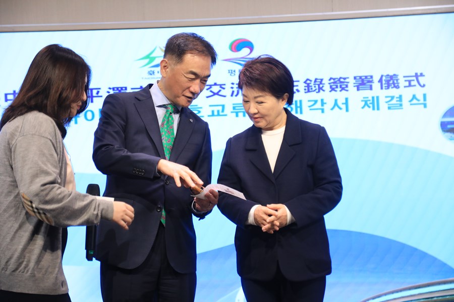 鄭市長致贈盧市長紀念鋼筆