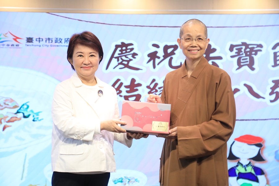 佛光山惠中寺慶祝法寶節結緣臘八粥贈粥儀式--TSAI (8)