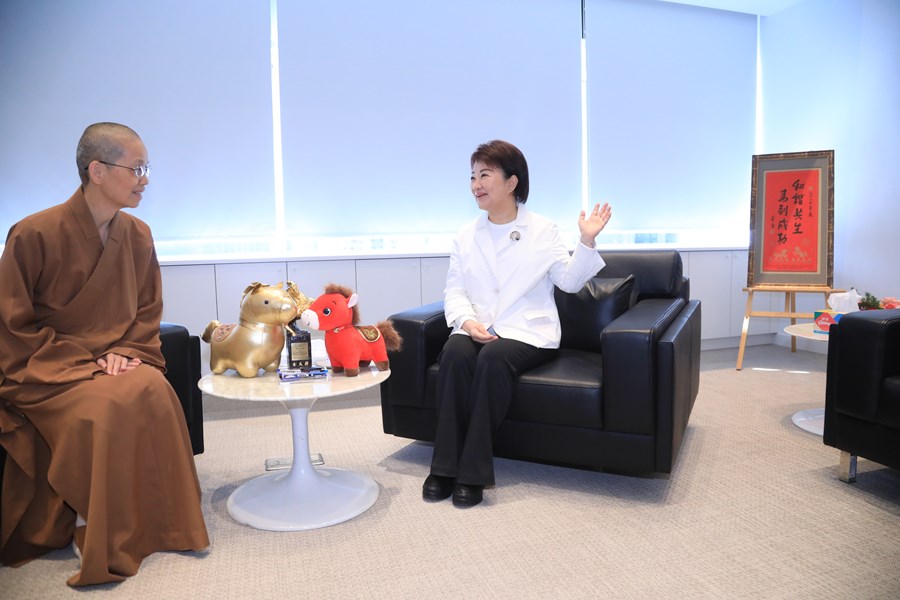 佛光山惠中寺慶祝法寶節結緣臘八粥贈粥儀式--TSAI (2)