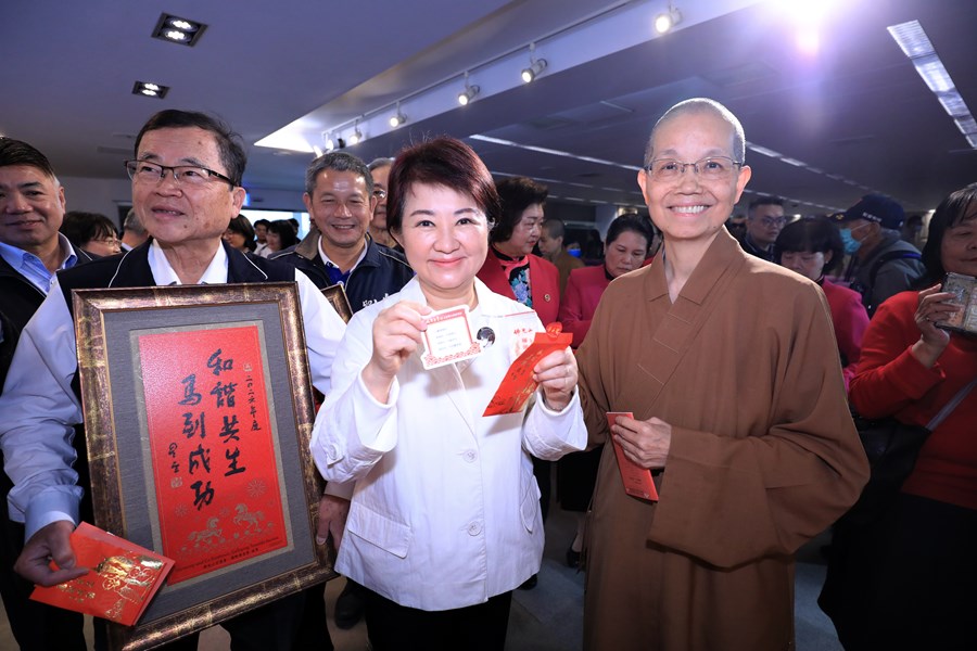 佛光山惠中寺慶祝法寶節結緣臘八粥贈粥儀式--TSAI (10)