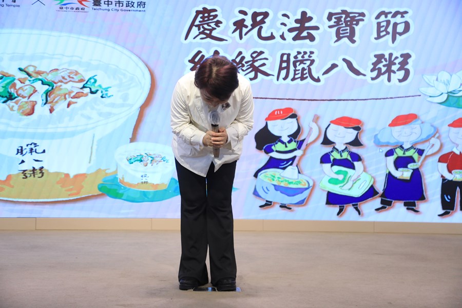 佛光山惠中寺慶祝法寶節結緣臘八粥贈粥儀式--TSAI (16)