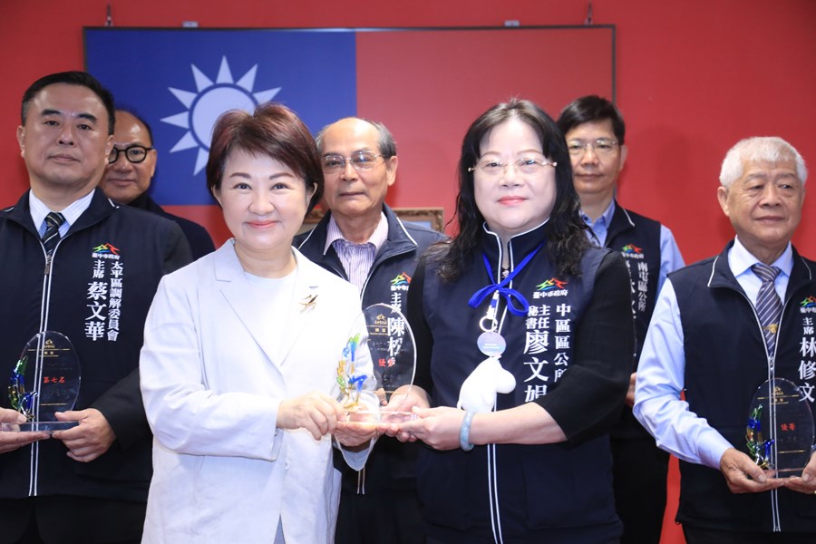 表揚113年度臺中市績優區公所調解委員會--優等--中區區公所--廖文娟主秘