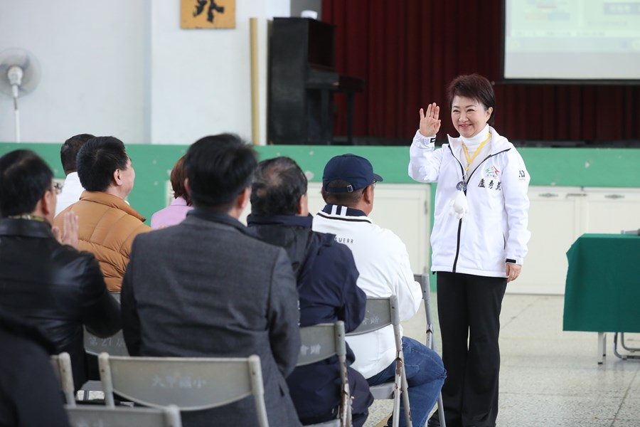 視察大甲區大甲國小禮堂拆除重建及宣布「台中尚泳」游泳池共構