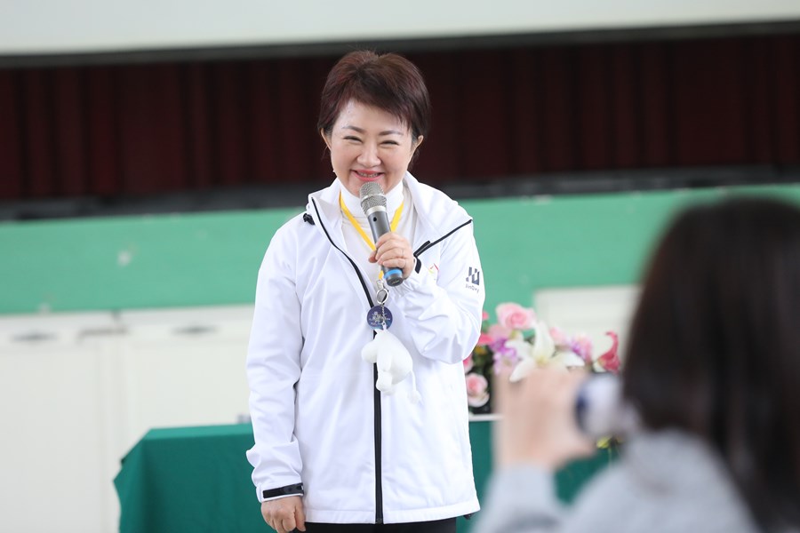 視察大甲區大甲國小禮堂拆除重建及宣布「台中尚泳」游泳池共構