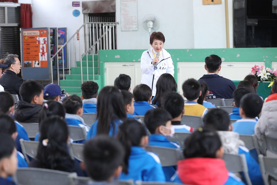 視察大甲區大甲國小禮堂拆除重建及宣布「台中尚泳」游泳池共構