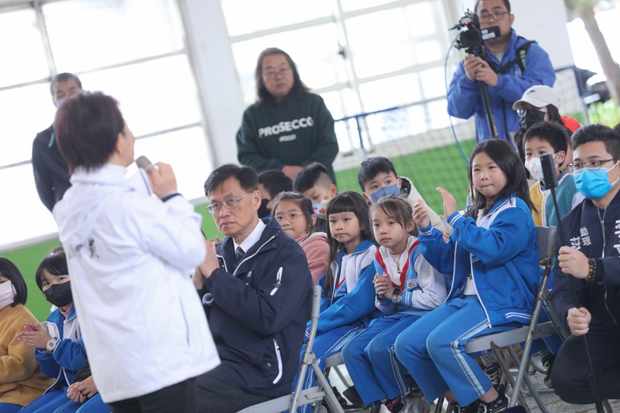 視察大甲區大甲國小禮堂拆除重建及宣布「台中尚泳」游泳池共構