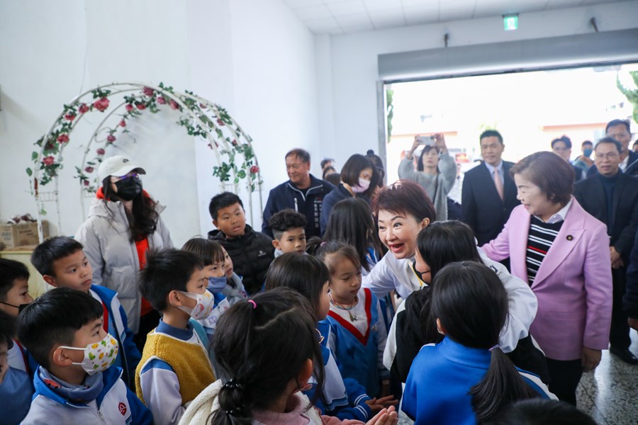 視察大甲區大甲國小禮堂拆除重建及宣布「台中尚泳」游泳池共構