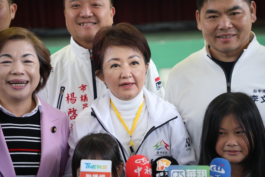 視察大甲區大甲國小禮堂拆除重建及宣布「台中尚泳」游泳池共構