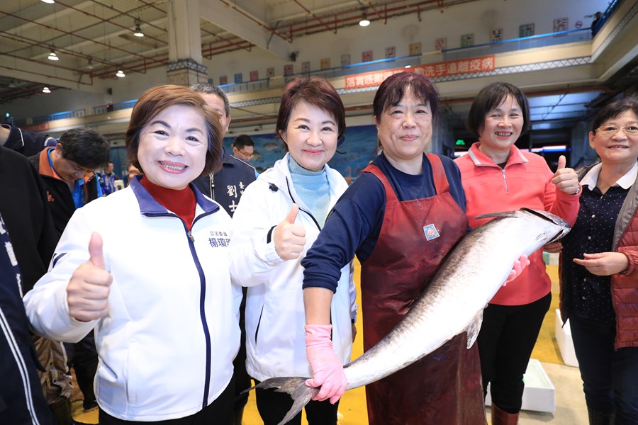 盧市長春節前視察魚市場--TSAI (1)