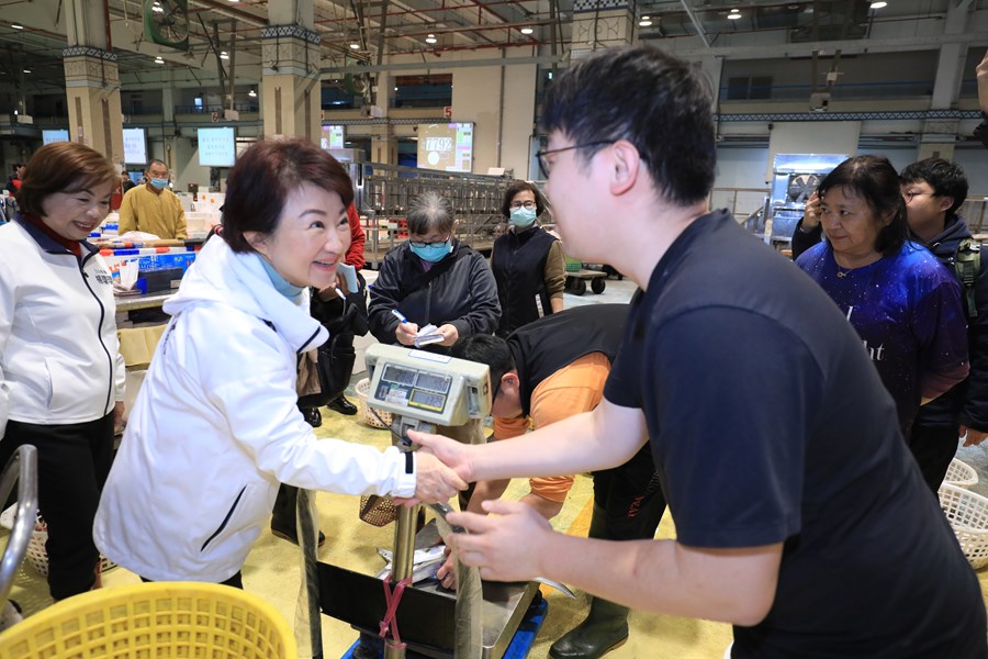 盧市長春節前視察魚市場--TSAI (11)
