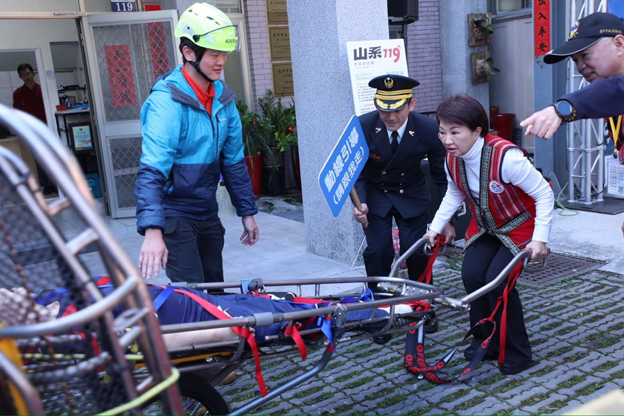 和平專案--盧市長慰問第二救災救護大隊谷關分隊 (6)