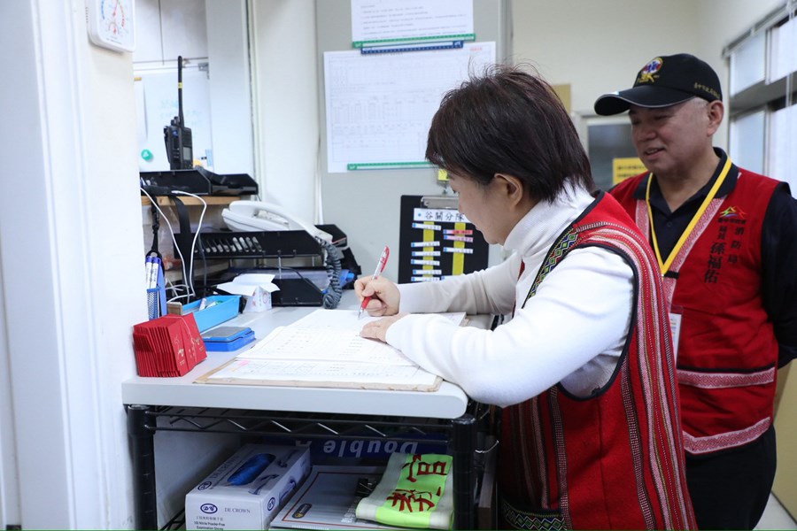 和平專案--盧市長慰問第二救災救護大隊谷關分隊 (2)